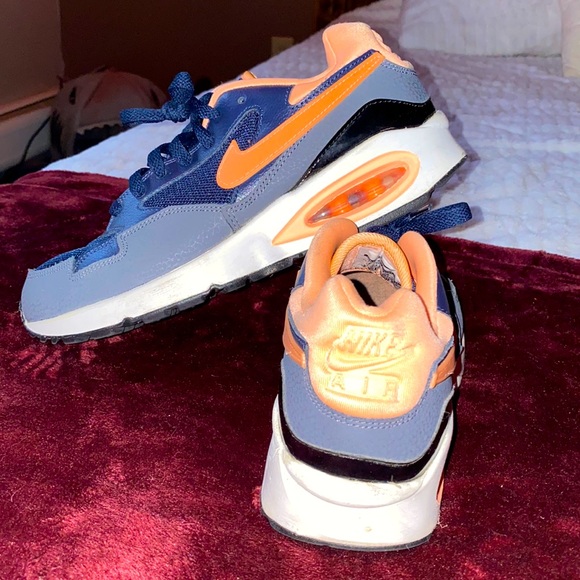 Size 7 Women’s Nike Air Max - Picture 2 of 3